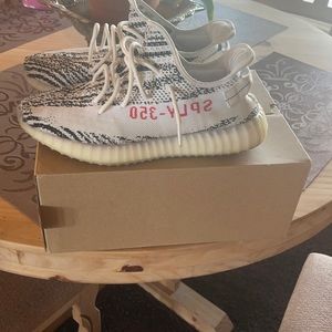 Men’s  Yeezy boost 350 v2 zebra size 11
